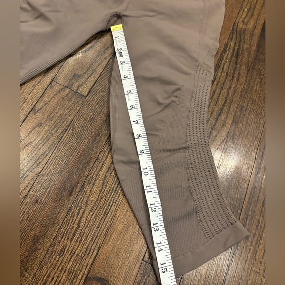 Lululemon Reveal Crop Precision in Lunar rock - size 4 - Picture 2 of 5